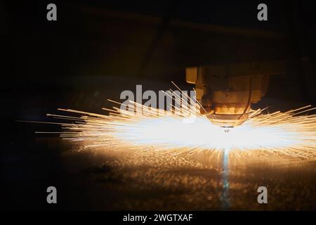 Industrielles CNC-Plasmaschneiden mit Funken – Nahansicht Stockfoto