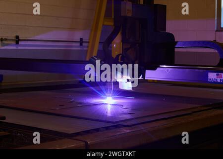 CNC-Plasmaschneidemaschine in Aktion, industrielle Werkstatt Sparking Stockfoto