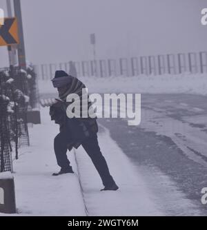 Srinagar, Indien. Februar 2024. 5. Februar 2024, Srinagar, Indien: Neuschnee hat die Außenbezirke von Kaschmir getroffen und mehrere Teile des Kaschmir-Tals in Alarmbereitschaft versetzt, da sie unter Schnee stehen.am 5. Februar 2024 in Srinagar, Indien. (Foto: T Umer Qadir/Eyepix Group/SIPA USA) Credit: SIPA USA/Alamy Live News Stockfoto