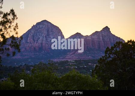 Sedona Twilight: Red Sandstone Mountains und Blick auf das Dorf Stockfoto