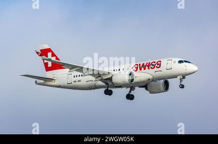 Ein Airbus A220-100 von Swiss International Airlines befindet sich im Landeanflug auf den Flughafen Zürich. Registrierung HB-JBC. (Zürich, Schweiz, 14. Stockfoto