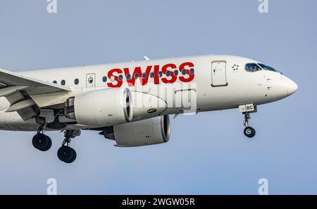 Ein Airbus A220-100 von Swiss International Airlines befindet sich im Landeanflug auf den Flughafen Zürich. Registrierung HB-JBC. (Zürich, Schweiz, 14. Stockfoto