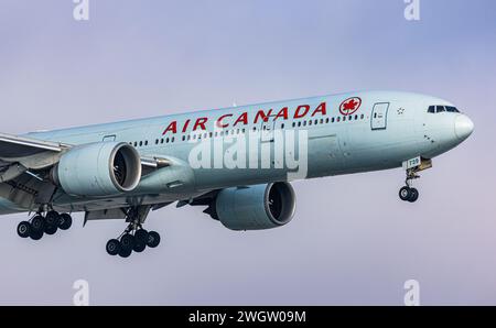 Eine Boeing 777-333(er) von Air Canada befindet sich im Landeanflug auf den Flughafen Zürich. Registrierung C-FRAM. (Zürich, Schweiz, 14.01.2024) Stockfoto