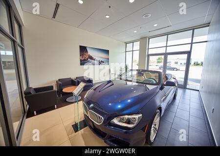 Luxus Cabriolet Showcase im modernen Innenraum eines Autohauses Stockfoto