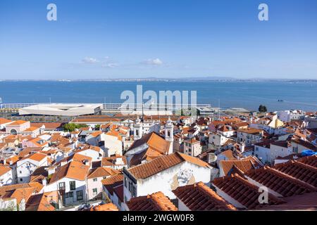 Lissabon, Portugal - 18.09.2023: Blick vom Aussichtspunkt Santa Luzia im Viertel Alfama, mit typischen Dächern und dem Fluss Tejo und dem Viertel Barreiro Stockfoto