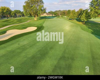 Blick aus der Vogelperspektive auf den ruhigen Golfplatz bei Golden Hour, Indiana Stockfoto