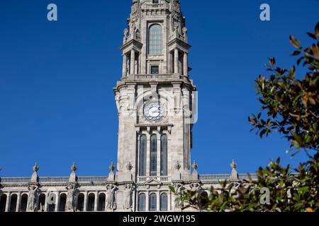 Der Uhrenturm im Rathaus von Porto (Camara Municipal do Porto. Stadtzentrum von Porto in Portugal Stockfoto