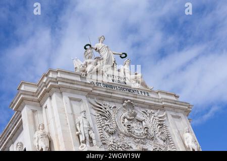 Ganz in der Nähe der herrlichen Architektur des Rua Augusta Arch, von Praca do Comercio (Handelsplatz) in Lissabon aus gesehen, Stockfoto