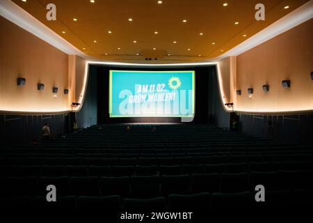 Berlin, Deutschland. Februar 2024. Der noch leere Kinosaal im Kolosseum Filmtheater vor dem Start einer Kampagne der Grünen zur teilweisen Wiederholung der Bundestagswahl in Berlin. Quelle: Christoph Soeder/dpa/Alamy Live News Stockfoto