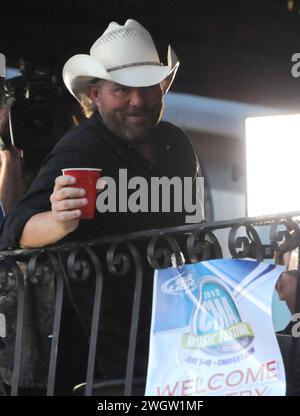 ARCHIV: 06 Juni 2012 - Nashville, Tennessee - Toby Keith genießt ein Bier in seinem roten Solo-Cup während der CMT Music Awards 2012 in der Bridgestone Arena. (Kreditbild: © Dara Farr/AdMedia via ZUMA Press Wire) NUR REDAKTIONELLE VERWENDUNG! Nicht für kommerzielle ZWECKE! Stockfoto