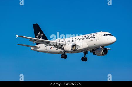 Ein Airbus A319-114 von Lufthansa befindet sich im Landeanflug auf den Flughafen Zürich. Das Flugzeug hat die Bemalung der Luftfahrtallianz StarAllian Stockfoto