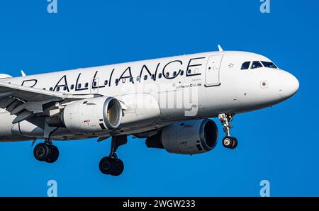 Ein Airbus A319-114 von Lufthansa befindet sich im Landeanflug auf den Flughafen Zürich. Das Flugzeug hat die Bemalung der Luftfahrtallianz StarAllian Stockfoto