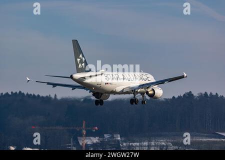 Ein Airbus A319-114 von Lufthansa befindet sich im Landeanflug auf den Flughafen Zürich. Das Flugzeug hat die Bemalung der Luftfahrtallianz StarAllian Stockfoto