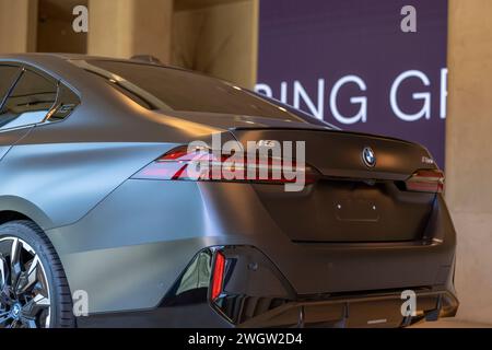 Porto, Portugal - 03.02.2024: Nahaufnahme der Rückseite und Seite des neuen BMW i5 M60 2024 in einem Geschäft in Porto, Portugal. Stockfoto