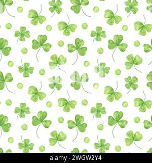 Shamrock hinterlässt ein nahtloses Muster, Symbol des Glücks in Irland und des Nationalfeiertags im Frühling, St. Patrick's Day, saisonale handgezeichnete Aquarellillustra Stockfoto