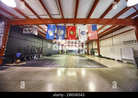 Geräumiges Fitnessstudio mit Crossfit Zone und Patriotischen Fahnen, Weitwinkelblick Stockfoto