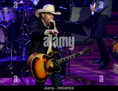 Nashville, USA. Februar 2024. Der legendäre Country-Sänger Toby Keith starb am 5. Februar 2024 nach einem dreijährigen Kampf gegen Magenkrebs, umgeben von einer Familie in Oklahoma. -------------------------------------------------------------------------------- Toby Keith stand auf der Bühne der Nashville Songwriter Awards 2023, die am 26. September 2023 im Ryman Auditorium in Nashville, TN, stattfanden. © Tammie Arroyo/AFF-USA.com Credit: AFF/Alamy Live News Stockfoto