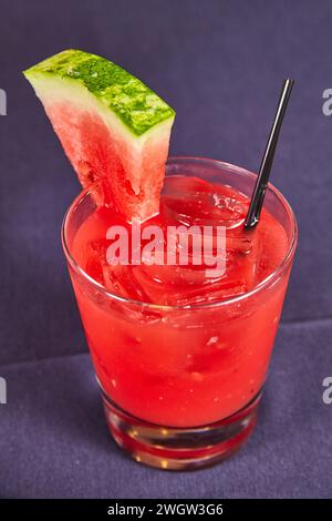 Vibrierender Wassermeloncocktail mit frischer Garnish, Nahaufnahme Stockfoto
