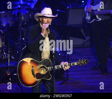 Nashville, USA. Februar 2024. Der legendäre Country-Sänger Toby Keith starb am 5. Februar 2024 nach einem dreijährigen Kampf gegen Magenkrebs, umgeben von einer Familie in Oklahoma. -------------------------------------------------------------------------------- Toby Keith stand auf der Bühne der Nashville Songwriter Awards 2023, die am 26. September 2023 im Ryman Auditorium in Nashville, TN, stattfanden. © Tammie Arroyo/AFF-USA.com Credit: AFF/Alamy Live News Stockfoto