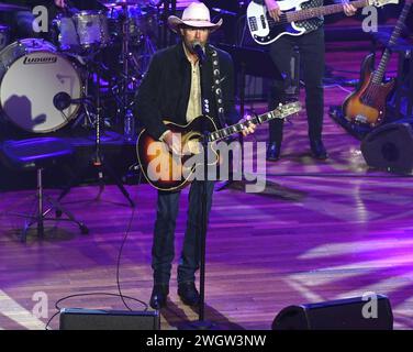 Nashville, USA. Februar 2024. Der legendäre Country-Sänger Toby Keith starb am 5. Februar 2024 nach einem dreijährigen Kampf gegen Magenkrebs, umgeben von einer Familie in Oklahoma. -------------------------------------------------------------------------------- Toby Keith stand auf der Bühne der Nashville Songwriter Awards 2023, die am 26. September 2023 im Ryman Auditorium in Nashville, TN, stattfanden. © Tammie Arroyo/AFF-USA.com Credit: AFF/Alamy Live News Stockfoto