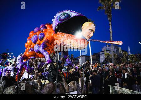 Viareggio, Italien. Februar 2024. Auf der ersten maskierten Parade des Karnevals von Viareggio in Viareggio, Italien, am 3. Februar 2024 ist ein Wagen zu sehen, der Wladimir Putin satiriert. (Foto: Alessandro Bremec/NurPhoto)0 Credit: NurPhoto SRL/Alamy Live News Stockfoto