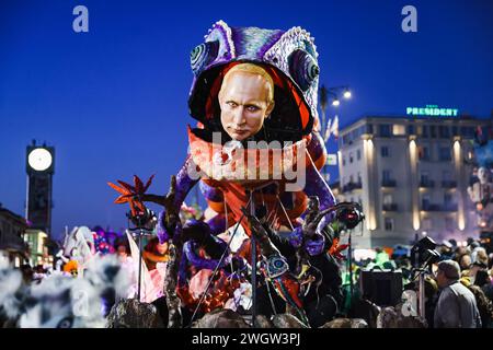 Viareggio, Italien. Februar 2024. Auf der ersten maskierten Parade des Karnevals von Viareggio in Viareggio, Italien, am 3. Februar 2024 ist ein Wagen zu sehen, der Wladimir Putin satiriert. (Foto: Alessandro Bremec/NurPhoto)0 Credit: NurPhoto SRL/Alamy Live News Stockfoto