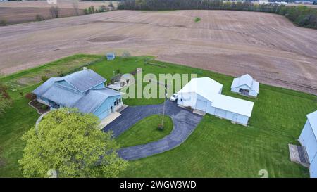 Luftaufnahme des ländlichen Gehöfts und der landwirtschaftlichen Felder in Indiana Stockfoto
