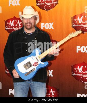 Las Vegas, USA. Februar 2024. Der legendäre Country-Sänger Toby Keith starb am 5. Februar 2024 nach einem dreijährigen Kampf gegen Magenkrebs, umgeben von einer Familie in Oklahoma. -------------------------------------------------------------------------------- Dezember 2011 Las Vegas, Nv. Toby Keith 2. Jährliche American Country Awards in der MGM Grand Garden Arena © Curtis Hilbun/AFF-USA.COM Credit: AFF/Alamy Live News Stockfoto