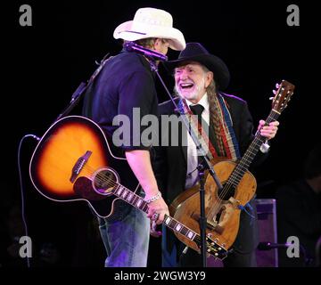 Nashville, USA. Februar 2024. Der legendäre Country-Sänger Toby Keith starb am 5. Februar 2024 nach einem dreijährigen Kampf gegen Magenkrebs, umgeben von einer Familie in Oklahoma. -------------------------------------------------------------------------------- November 2007 Nashville, Tn. Toby Keith und Willie Nelson 55. Jährliche BMI Country Music Awards im BMI-Gebäude © Curtis Hilbun/AFF-USA.com Credit: AFF/Alamy Live News Stockfoto