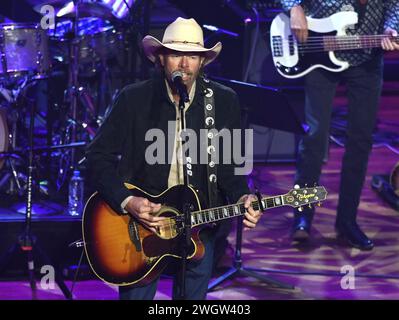 Nashville, USA. Februar 2024. Der legendäre Country-Sänger Toby Keith starb am 5. Februar 2024 nach einem dreijährigen Kampf gegen Magenkrebs, umgeben von einer Familie in Oklahoma. -------------------------------------------------------------------------------- Toby Keith stand auf der Bühne der Nashville Songwriter Awards 2023, die am 26. September 2023 im Ryman Auditorium in Nashville, TN, stattfanden. © Tammie Arroyo/AFF-USA.com Credit: AFF/Alamy Live News Stockfoto