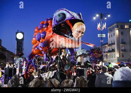 Viareggio, Italien. Februar 2024. Auf der ersten maskierten Parade des Karnevals von Viareggio in Viareggio, Italien, am 3. Februar 2024 ist ein Wagen zu sehen, der Wladimir Putin satiriert. (Foto: Alessandro Bremec/NurPhoto)0 Credit: NurPhoto SRL/Alamy Live News Stockfoto