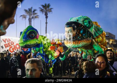 Viareggio, Italien. Februar 2024. Ein Wagen mit einer satirischen Darstellung von Xi Jinping ist auf der ersten maskierten Parade des Karnevals von Viareggio am 3. Februar 2024 in Viareggio, Italien, zu sehen. (Foto: Alessandro Bremec/NurPhoto) Credit: NurPhoto SRL/Alamy Live News Stockfoto