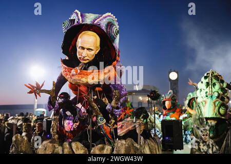 Viareggio, Italien. Februar 2024. Auf der ersten maskierten Parade des Karnevals von Viareggio in Viareggio, Italien, am 3. Februar 2024 ist ein Wagen zu sehen, der Wladimir Putin satiriert. (Foto: Alessandro Bremec/NurPhoto)0 Credit: NurPhoto SRL/Alamy Live News Stockfoto