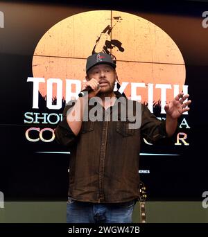 Nashville, USA. Februar 2024. Der legendäre Country-Sänger Toby Keith starb am 5. Februar 2024 nach einem dreijährigen Kampf gegen Magenkrebs, umgeben von einer Familie in Oklahoma. -------------------------------------------------------------------------------- Toby Keith bei der 25. Jahrestagsfeier von Toby Keiths „soll Ein Cowboy gewesen sein“, die am 5. Dezember 2018 im BMI in Nashville, TN, stattfand. © Tammie Arroyo/AFF-USA.com Credit: AFF/Alamy Live News Stockfoto