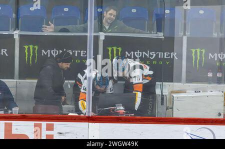 EHC Kloten - EV Zug, Stimo Arena, National League NL, reguläre Saison: Die beiden Headschiedsrichter #14 Mark Lemelin und #79 Linus Öhlund schauen sich Stockfoto