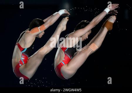 Doha, Katar. Februar 2024. Yuxi Chen und Hongchan Quan aus China treten am 6. Februar 2024 im Hamad Aquatic Center in Doha (Katar) an der 10m Synchro-Plattform der Frauen während der 21. Aquatic World Championships an. Quelle: Insidefoto di andrea staccioli/Alamy Live News Stockfoto