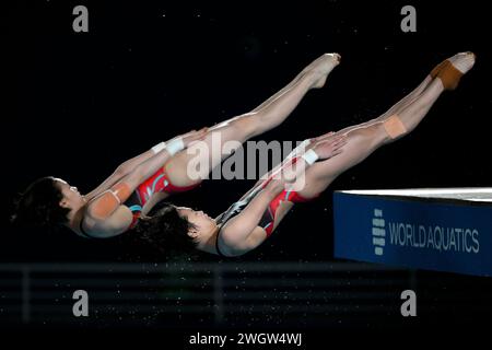 Doha, Katar. Februar 2024. Yuxi Chen und Hongchan Quan aus China treten am 6. Februar 2024 im Hamad Aquatic Center in Doha (Katar) an der 10m Synchro-Plattform der Frauen während der 21. Aquatic World Championships an. Quelle: Insidefoto di andrea staccioli/Alamy Live News Stockfoto