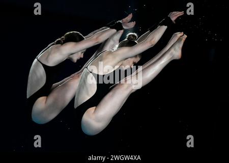 Doha, Katar. Februar 2024. Christina Wassen und Elena Wassen aus Deutschland treten an der 10m Synchro-Plattform der Frauen während der 21. Aquatic World Championships im Hamad Aquatic Center in Doha (Katar) am 6. Februar 2024 an. Quelle: Insidefoto di andrea staccioli/Alamy Live News Stockfoto