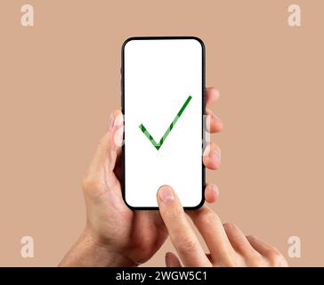 Grünes Kontrollkästchen, Kontrollkästchen, grünes Markieren des Vorgangs auf dem Bildschirm des Mobiltelefons Stockfoto