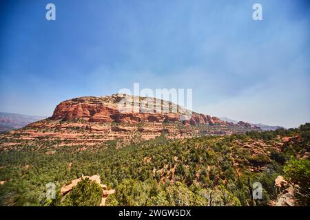 Majestät des roten Sandsteins in der Wüste Sedona mit blauem Himmel Stockfoto