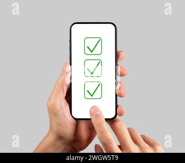 Online-Umfrage, Umfrage, Test auf dem Bildschirm des Mobiltelefons. Fragebogen bestehen, Suche mit Kontrollkästchen, Häkchen, Checkliste Stockfoto