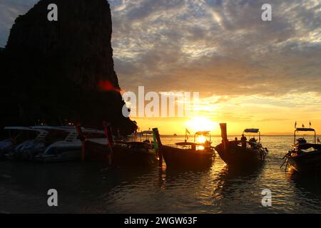 Abendlicher Blick auf Longtail-Boote am Railay Beach, Thailand Stockfoto