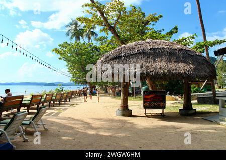 Strandpromenade Strandliege am Strand in Ao Nang, Thailand Stockfoto