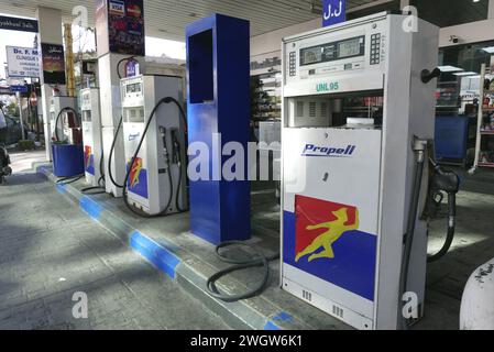 Beirut, Libanon. Februar 2024. Eine Tankstelle in einer Straße in Beirut, Libanon, am 6. Februar 2024. Nach libanesischen Quellen stiegen die Preise für Benzin mit 95 und 98 Oktanzahl am 6. Februar um 8,000 libanesische Pfund, Diesel um 9,000 libanesische Pfund und Gasflaschen um 5,000 libanesische Pfund. (Foto: Elisa Gestri/SIPA USA) Credit: SIPA USA/Alamy Live News Stockfoto