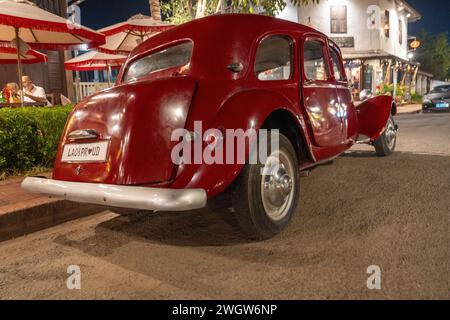 Ein alter französischer Oldtimer in einer Straße in der Nähe eines Restaurants Luang Prabang in Laos Südostasien Stockfoto