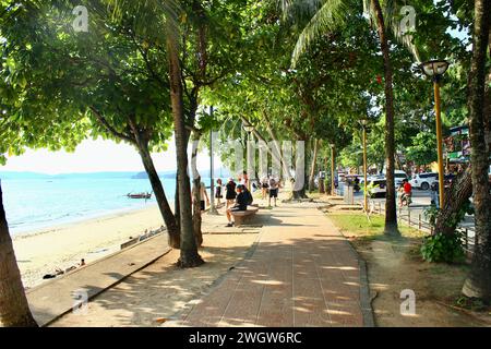 Machen Sie einen Spaziergang entlang der Promenade in Ao Nang, Thailand Stockfoto