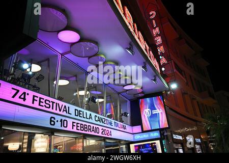 Sanremo, Italien. Februar 2024. Das Bild zeigt den Haupteingang des &#x201c;Teatro Ariston&#x201d;, Austragungsort des 74. Musikfestivals San Remo 2024. In Sanremo, Norditalien - Dienstag, 6. FEBRUAR 2024. Unterhaltung. (Foto: Marco Alpozzi/Lapresse) Credit: LaPresse/Alamy Live News Stockfoto