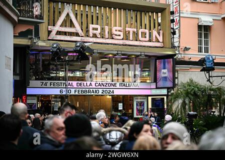 Sanremo, Italien. Februar 2024. Das Bild zeigt den Haupteingang des &#x201c;Teatro Ariston&#x201d;, Austragungsort des 74. Musikfestivals San Remo 2024. In Sanremo, Norditalien - Dienstag, 6. FEBRUAR 2024. Unterhaltung. (Foto: Marco Alpozzi/Lapresse) Credit: LaPresse/Alamy Live News Stockfoto