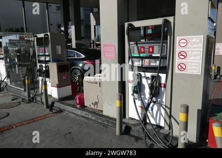 Beirut, Libanon. Februar 2024. Eine Tankstelle in einer Straße in Beirut, Libanon, am 6. Februar 2024. Nach libanesischen Quellen stiegen die Preise für Benzin mit 95 und 98 Oktanzahl am 6. Februar um 8,000 libanesische Pfund, Diesel um 9,000 libanesische Pfund und Gasflaschen um 5,000 libanesische Pfund. (Foto: Elisa Gestri/SIPA USA) Credit: SIPA USA/Alamy Live News Stockfoto