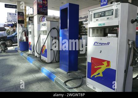 Beirut, Libanon. Februar 2024. Eine Tankstelle in einer Straße in Beirut, Libanon, am 6. Februar 2024. Nach libanesischen Quellen stiegen die Preise für Benzin mit 95 und 98 Oktanzahl am 6. Februar um 8,000 libanesische Pfund, Diesel um 9,000 libanesische Pfund und Gasflaschen um 5,000 libanesische Pfund. (Foto: Elisa Gestri/SIPA USA) Credit: SIPA USA/Alamy Live News Stockfoto